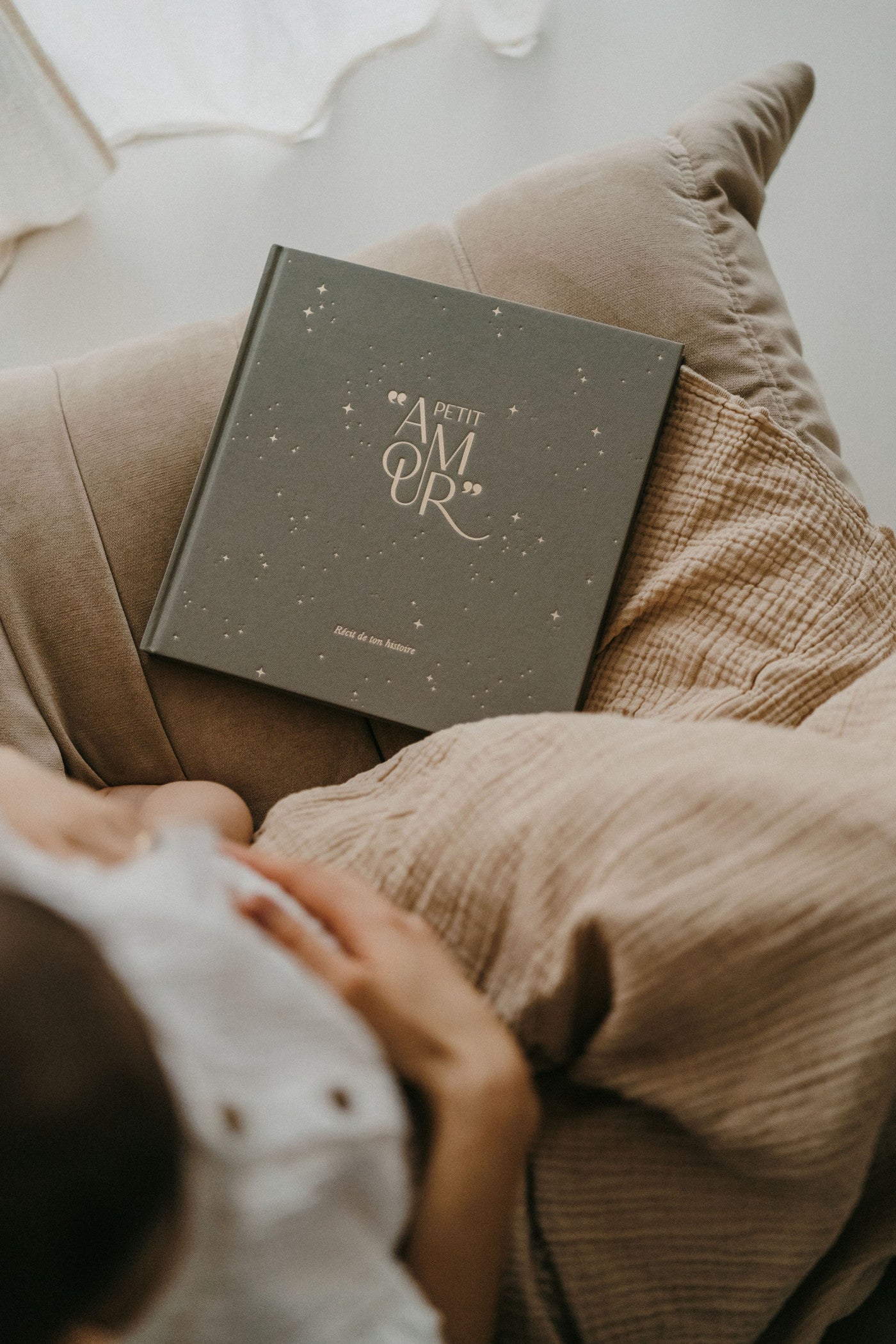 Livre de naissance : le cadeau personnalisé qui traverse le temps (et comment bien le choisir)
