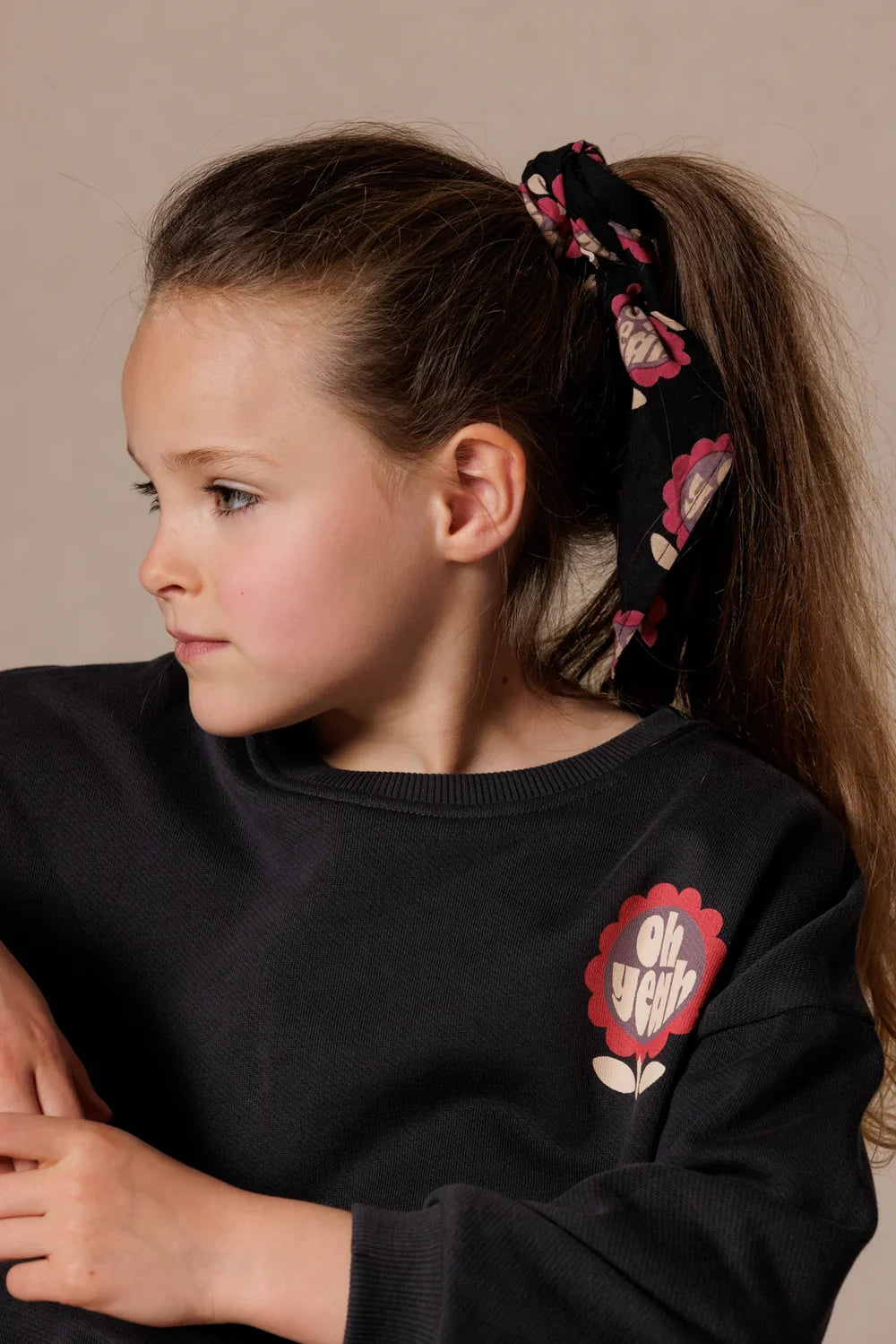 T-shirt pour enfant sur un cintre en rotin