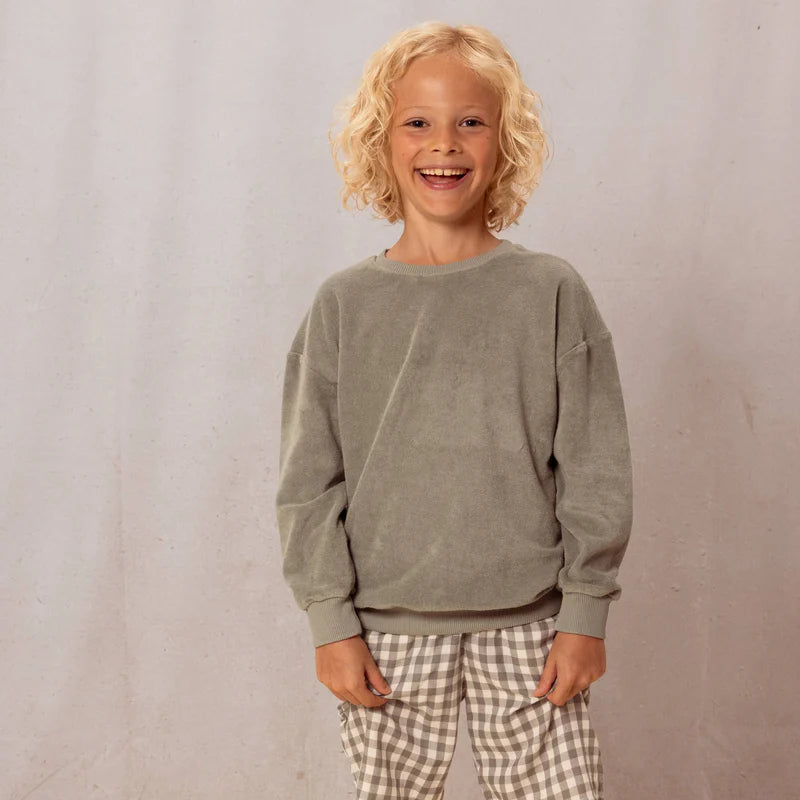 Photo de SWEATSHIRT_BART_TERRY_VERT_DE_GRIS_BERMUDA_BASILE_GAZE_VICHY_VERT_DE_GRIS 1_7736c3d1 c680 47e3 a639 86c9f539acc3_jpg par Les Biscottes