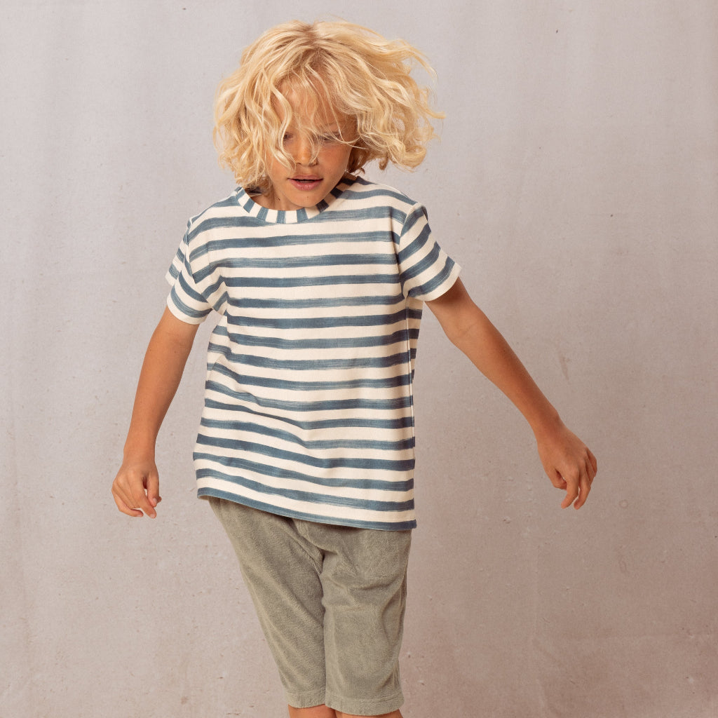 Photo de TSHIRTESSENTIALRAYURESBLEUES_BERMUDABASILETERRYVERTDEGRIS 1 par Les Biscottes