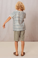 Photo de TSHIRTESSENTIALRAYURESBLEUES_BERMUDABASILETERRYVERTDEGRIS 2 par Les Biscottes