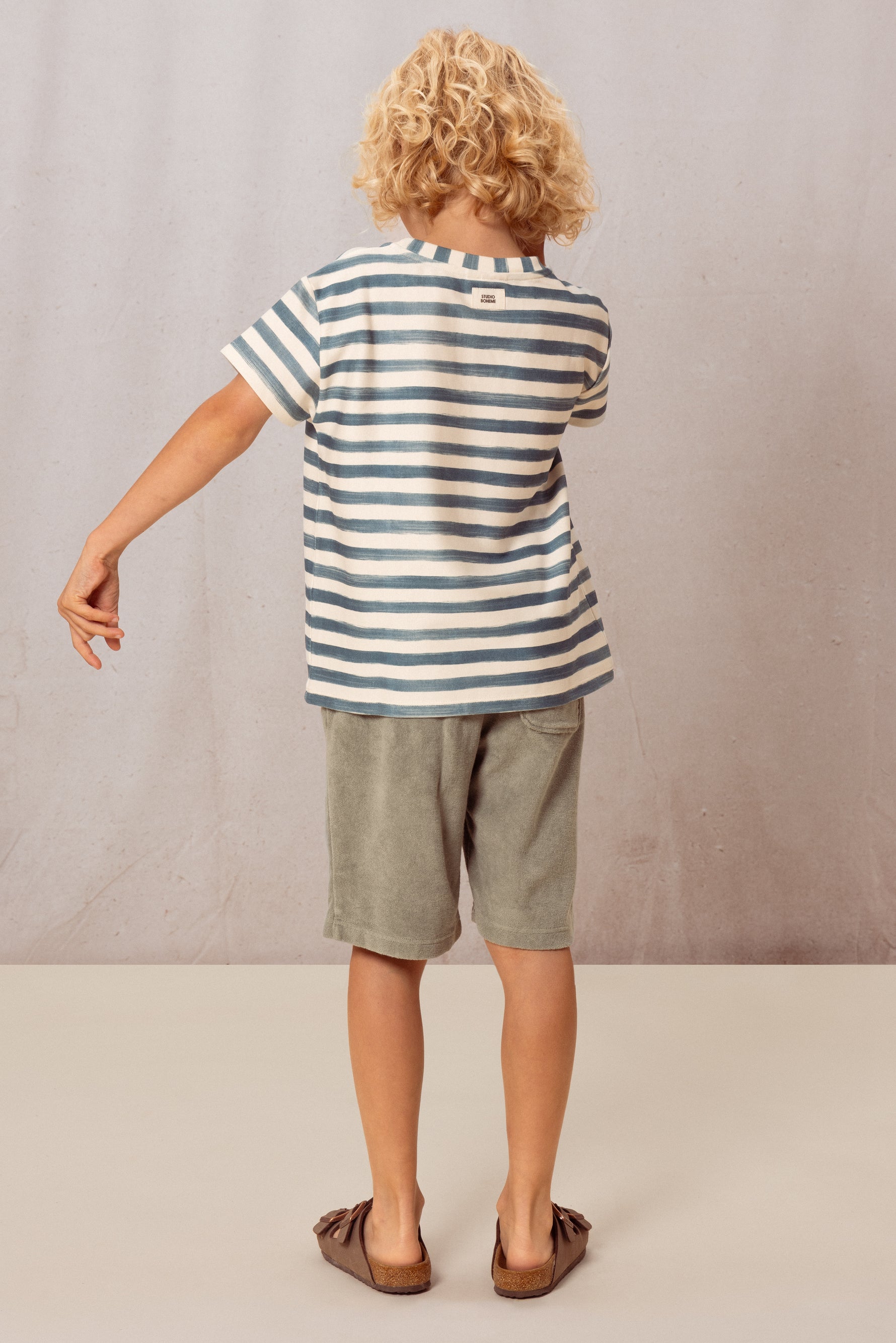 Photo de TSHIRTESSENTIALRAYURESBLEUES_BERMUDABASILETERRYVERTDEGRIS 2 par Les Biscottes