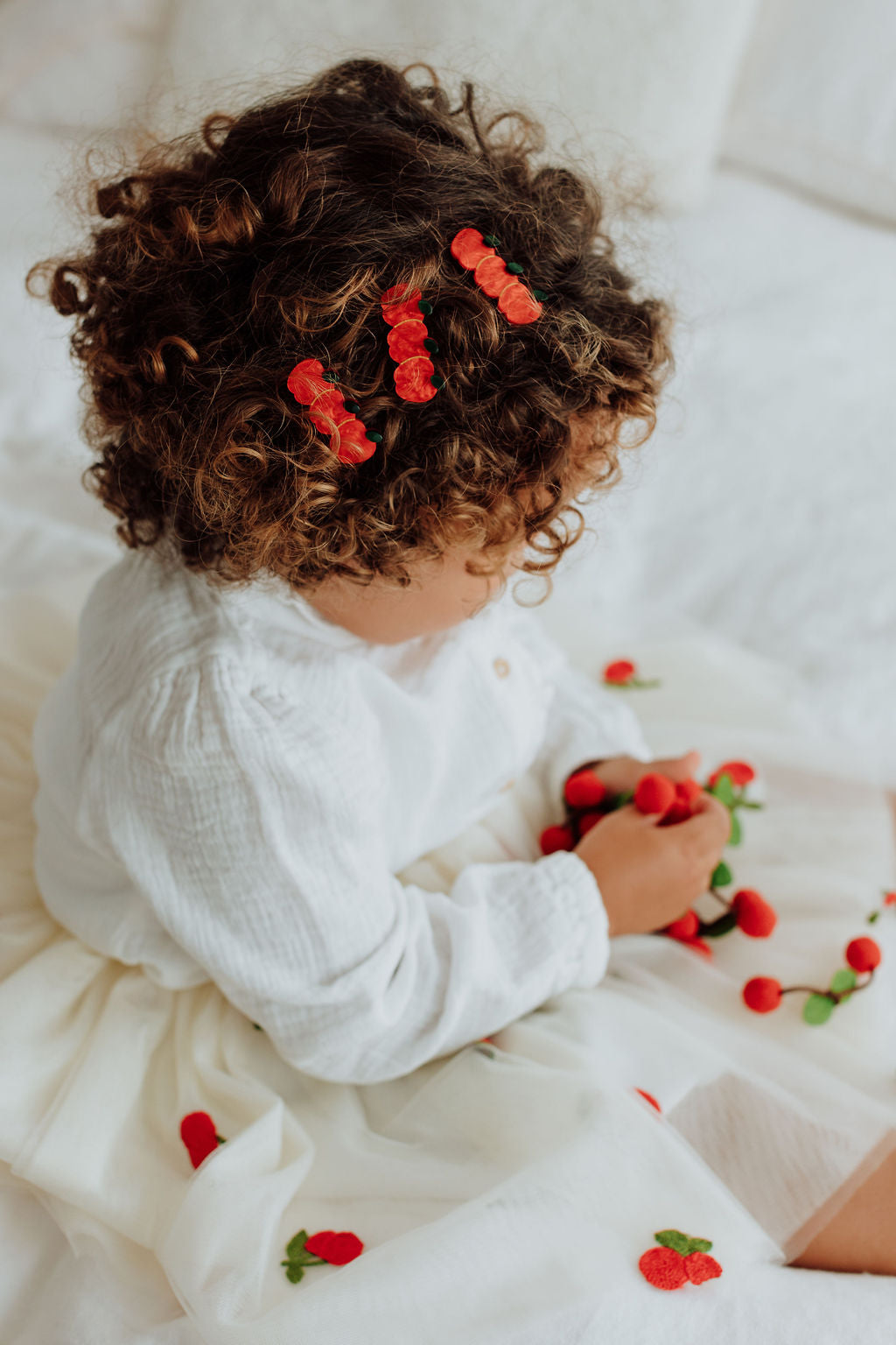 Photo de barrette cheveux 3 pommes luciole et petit pois 2 par Les Biscottes
