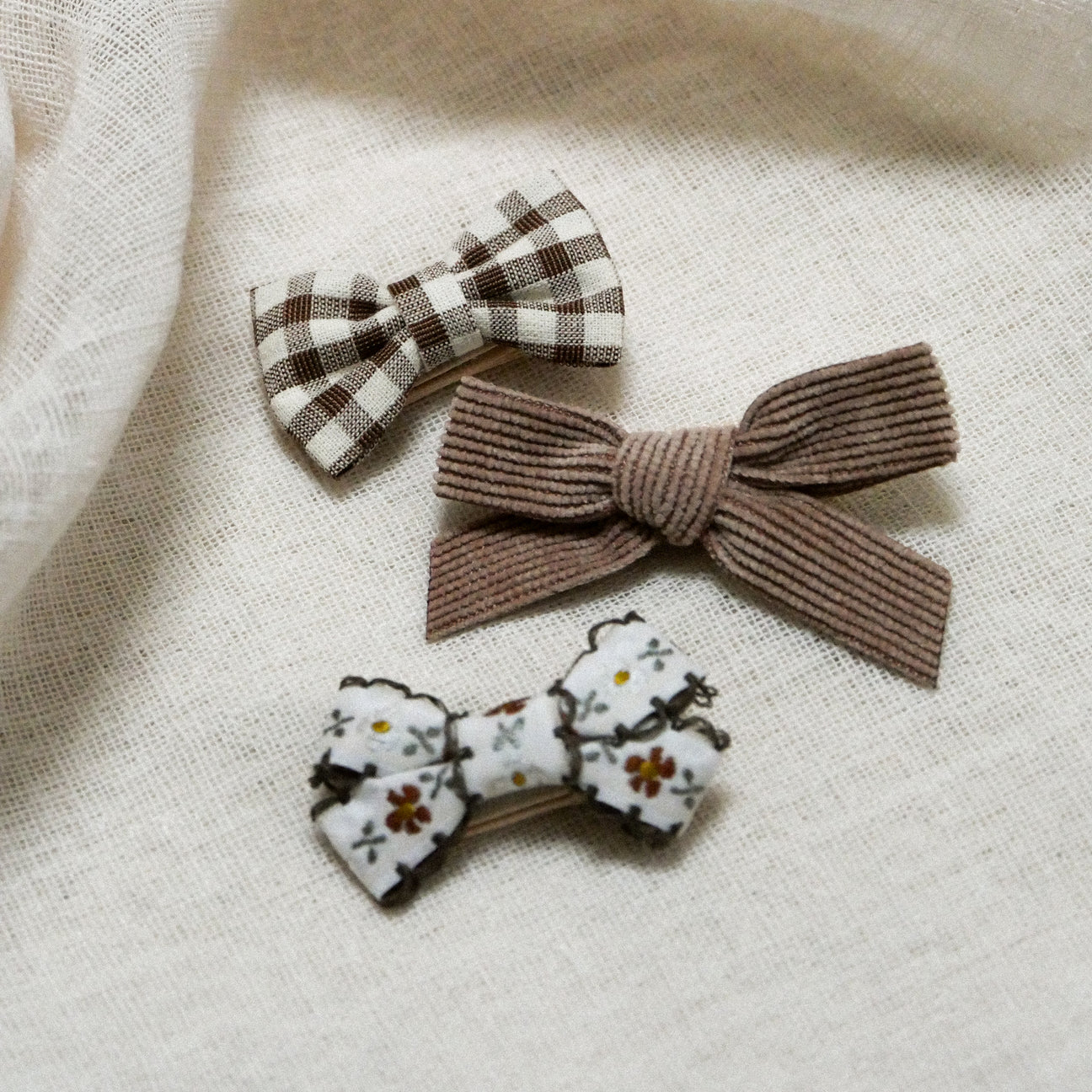 Photo de barrettes fleurs velours vichy gentil coquelicot 2 par Les Biscottes