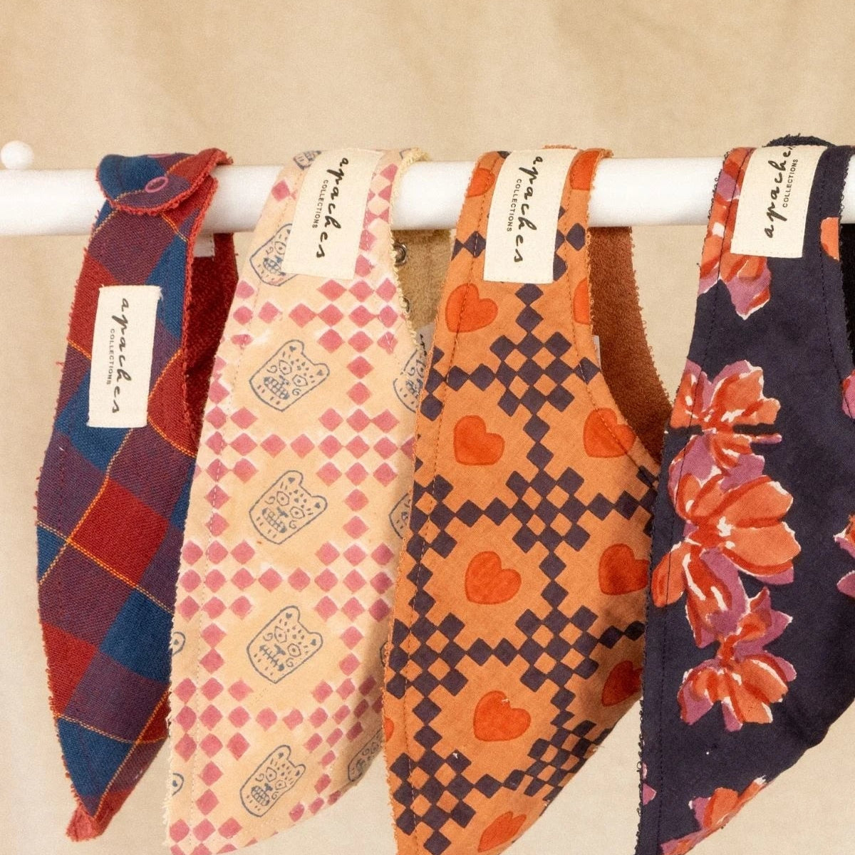 Bavoir Bami Tigro Macadamia - Apaches Collections