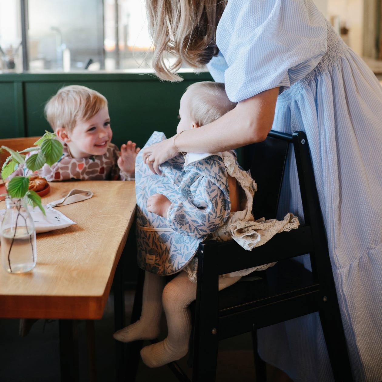 Bavoir à Manches Fleurs Bleues - Mushie