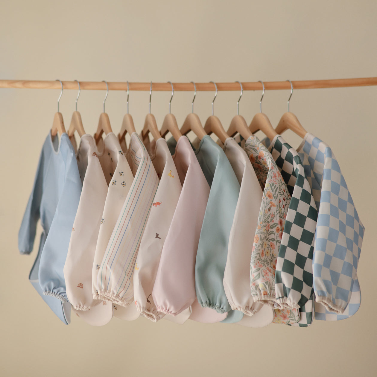 Photo de bavoir manches pastel blooms mushie 2 par Les Biscottes