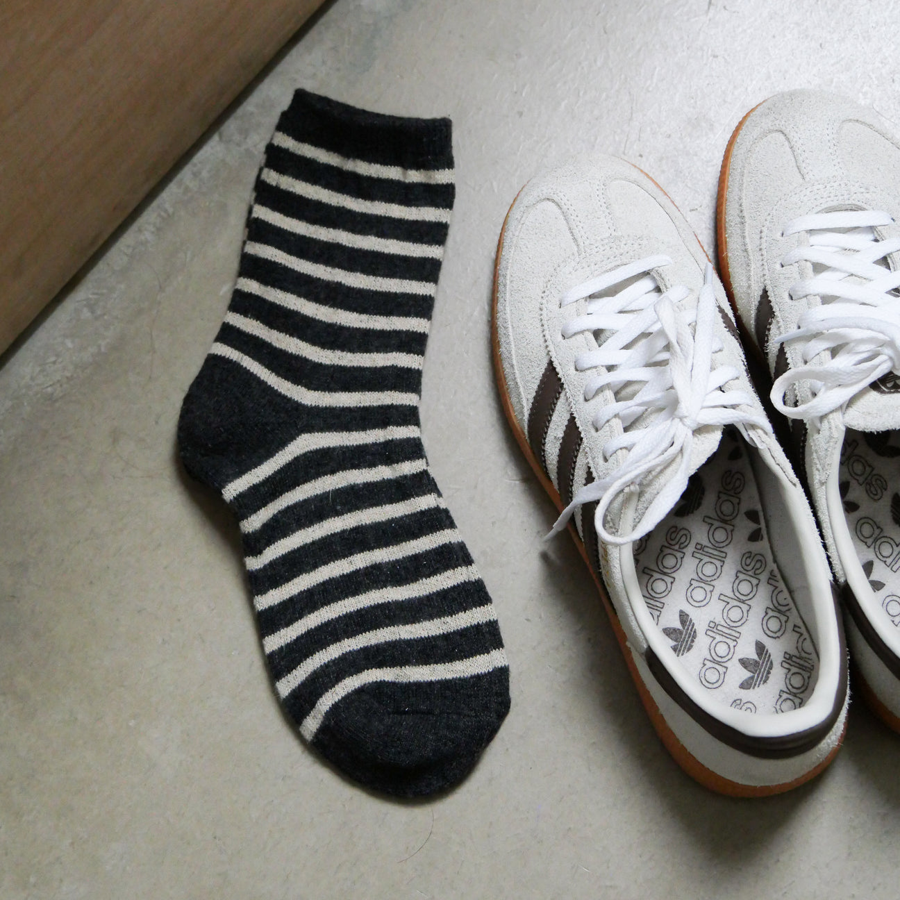 Photo de chaussettes mariniere noir blanc gentil coquelicot 2 par Les Biscottes