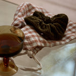 Photo de chouchou en velours olive gabrielle paris 1 par Les Biscottes