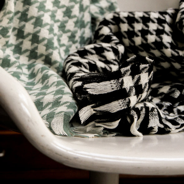 Photo de echarpe femme pied de poule gentil coquelicot 3 par Les Biscottes