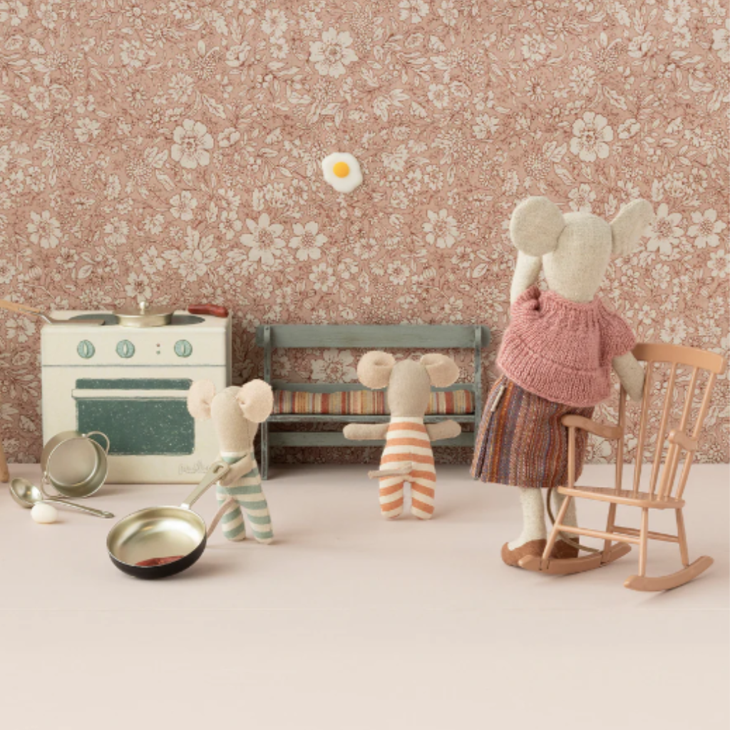 Photo de fauteuil a bascule rose poudre maileg 2 par Les Biscottes