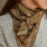 Photo de foulard cachemire olive gabrielle paris 1 par Les Biscottes