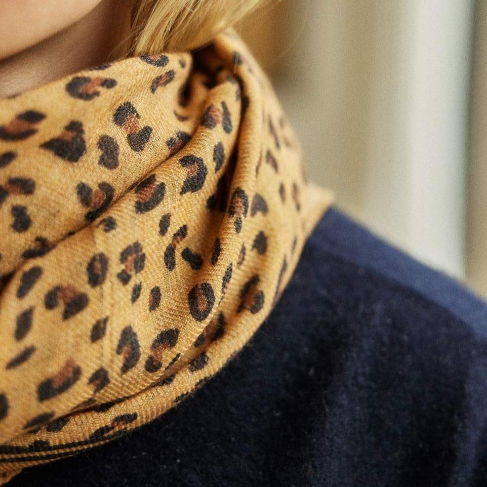 Photo de foulard en laine leopard camel gabrielle paris 3 par Les Biscottes