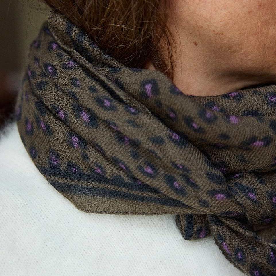 Photo de foulard en laine leopard foret gabrielle paris 1 par Les Biscottes