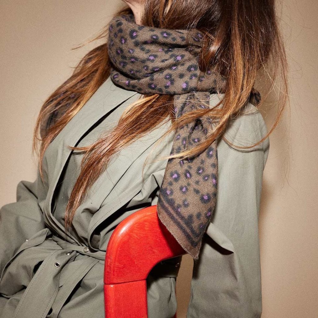 Photo de foulard en laine leopard foret gabrielle paris 2 par Les Biscottes