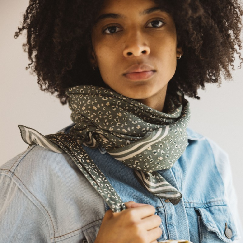 Photo de foulard leopard vert gabrielle 1 par Les Biscottes