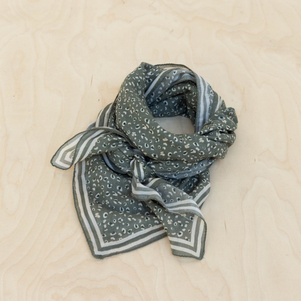 Photo de foulard leopard vert gabrielle 2 par Les Biscottes