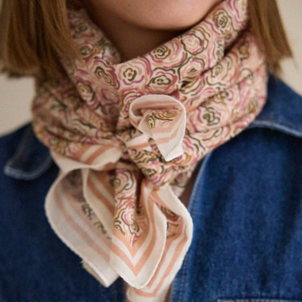 Photo de foulard portofino rose gabrielle 1 par Les Biscottes