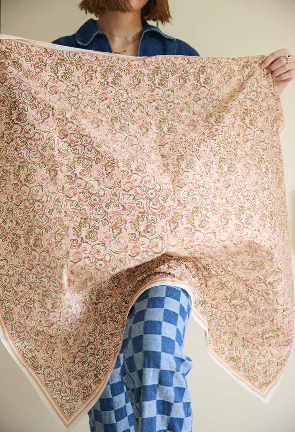 Photo de foulard portofino rose gabrielle 2 par Les Biscottes