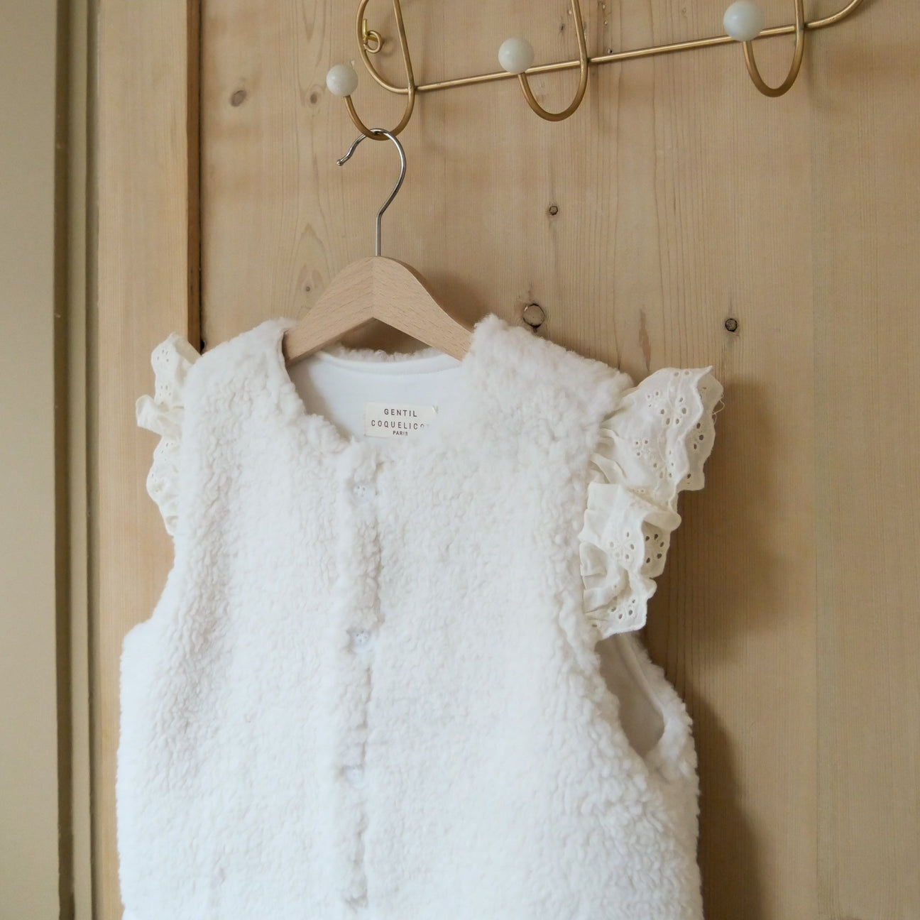 Photo de gilet sans manche sherpa ecru gentil coquelicot 1 par Les Biscottes