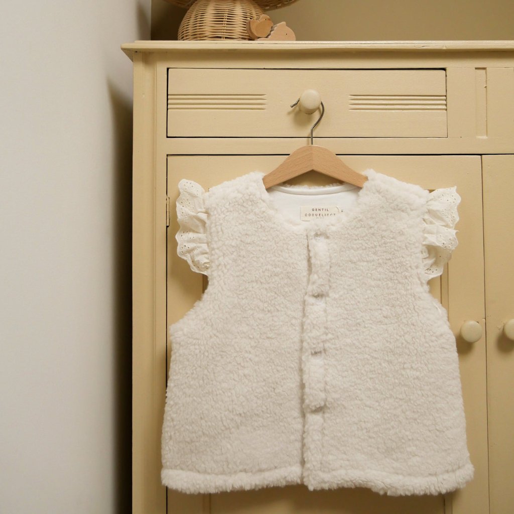 Photo de gilet sans manche sherpa ecru gentil coquelicot 2 par Les Biscottes