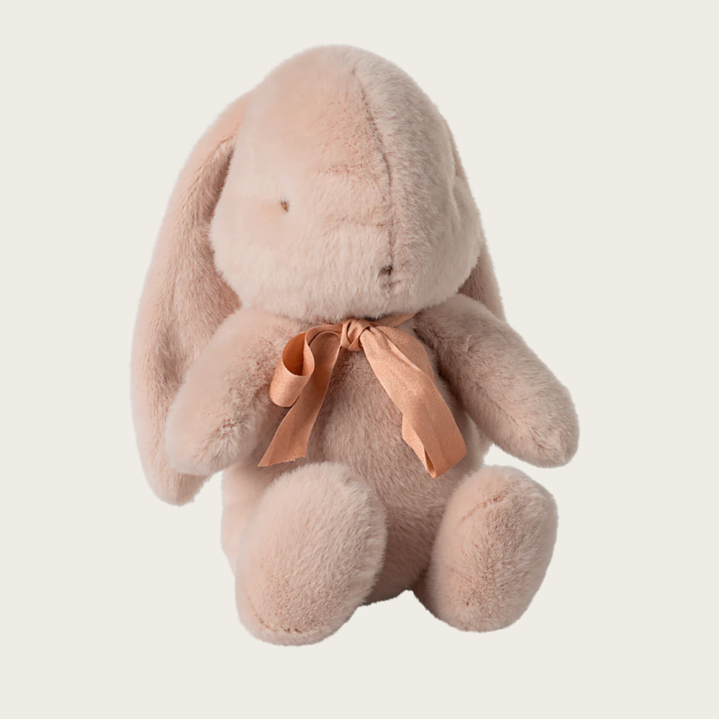 Photo de grand doudou lapin rose poudre maileg par Les Biscottes