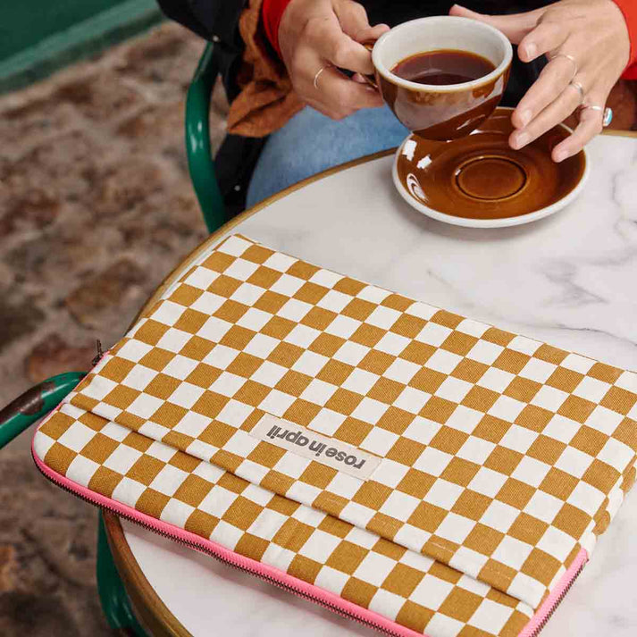 Photo de housse ordi damier caramel rose in april 2 par Les Biscottes