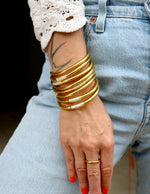 Photo de jonc bouddhiste dore clair avec mantra argent cherie sheriff 1 par Les Biscottes