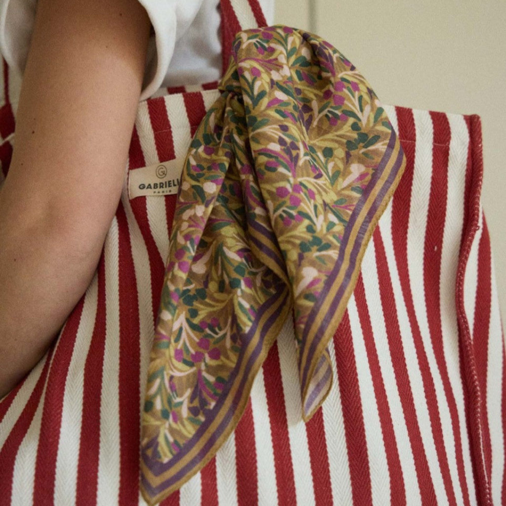 Photo de petit foulard songe violet gabrielle 1 par Les Biscottes