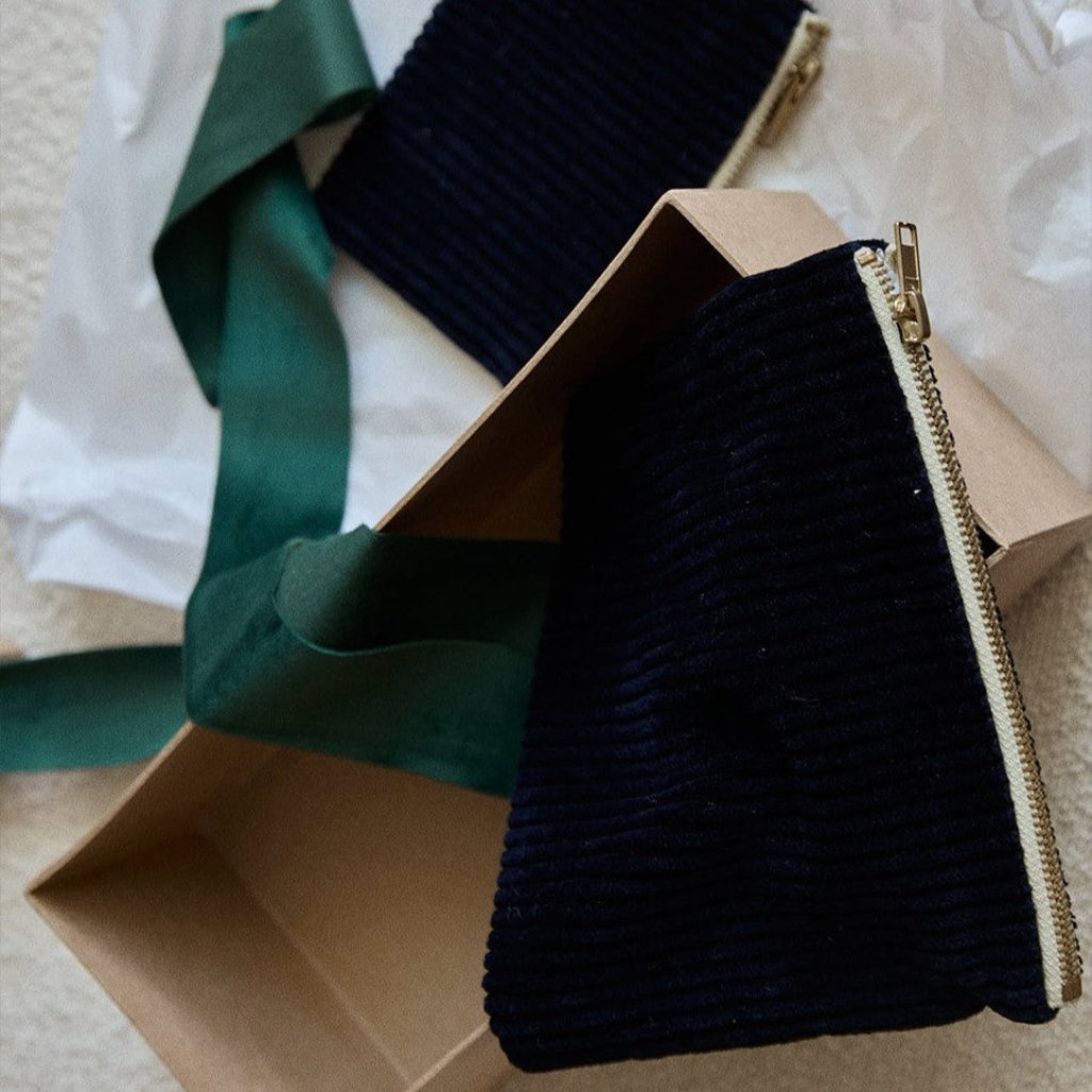 Photo de porte monnaie en velours bleu marine gabrielle paris 1 par Les Biscottes