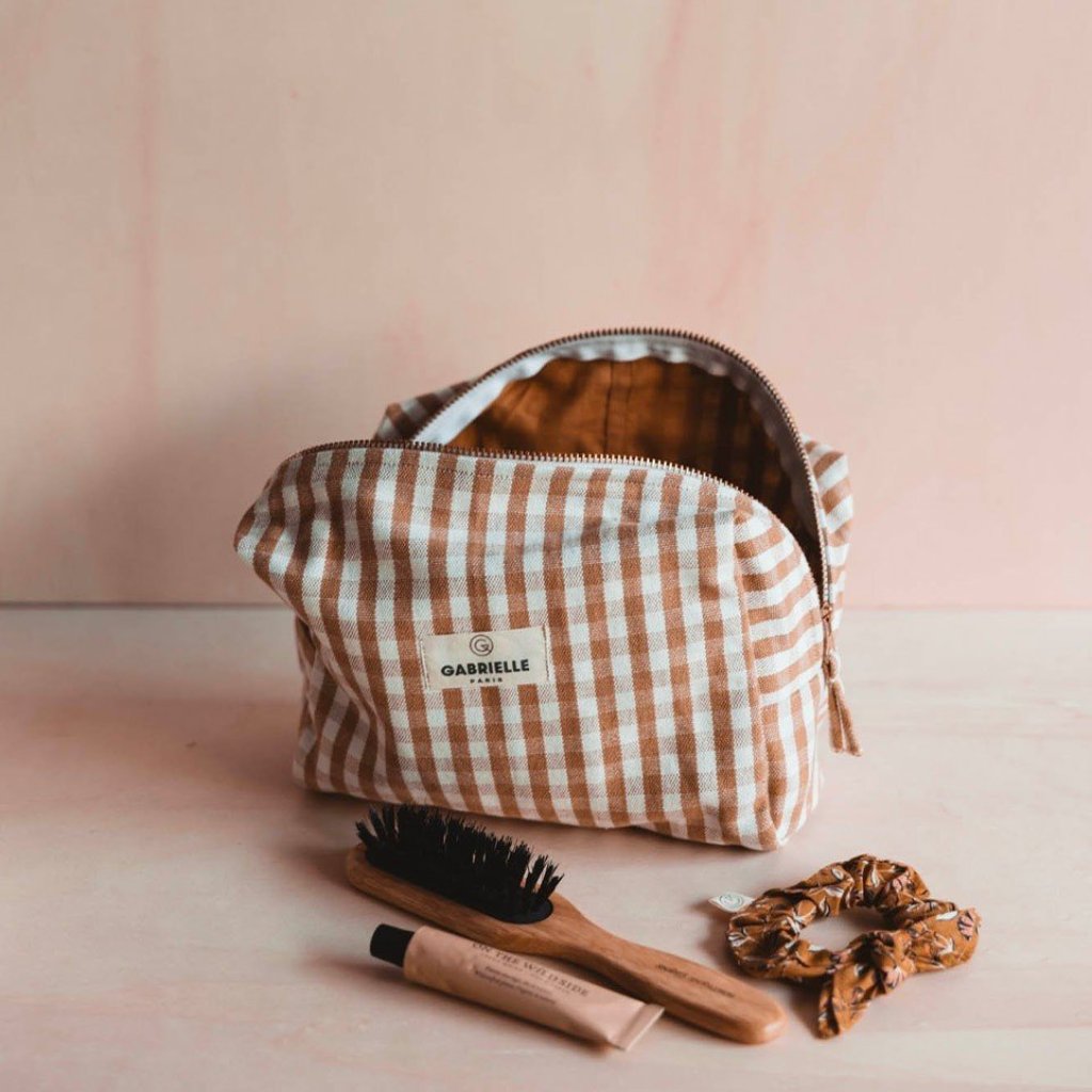 Photo de trousse de toilette en coton vichy camel gabrielle paris 2 par Les Biscottes
