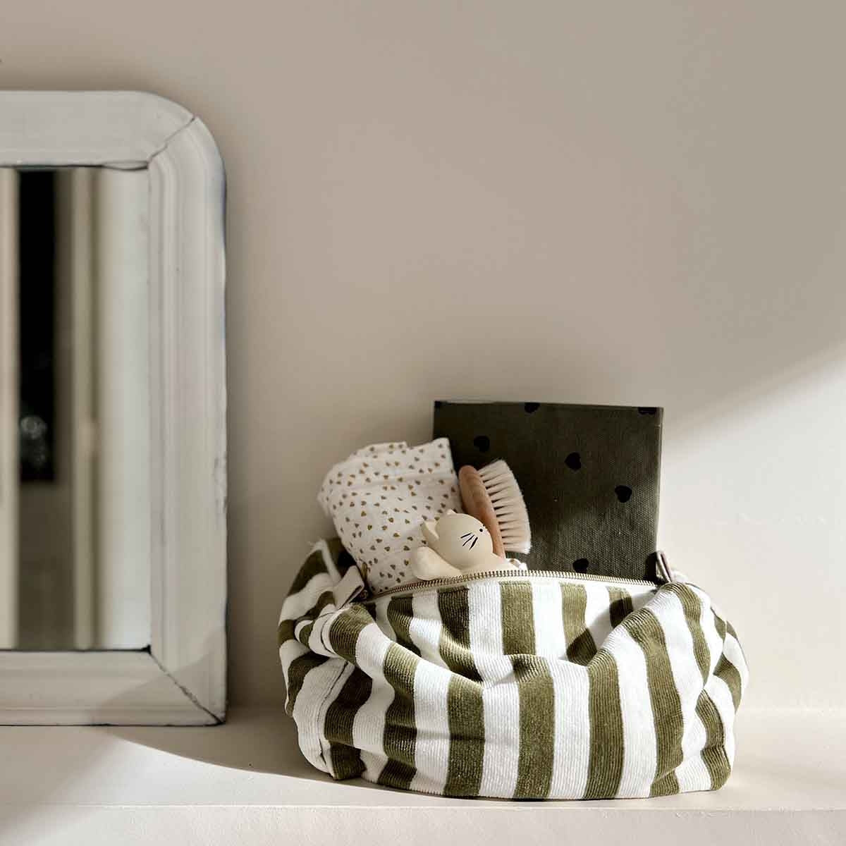 Photo de trousse de toilette vic rayures kaki1 par Les Biscottes