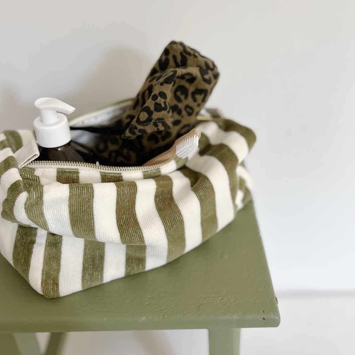 Photo de trousse de toilette vic rayures kaki3 par Les Biscottes