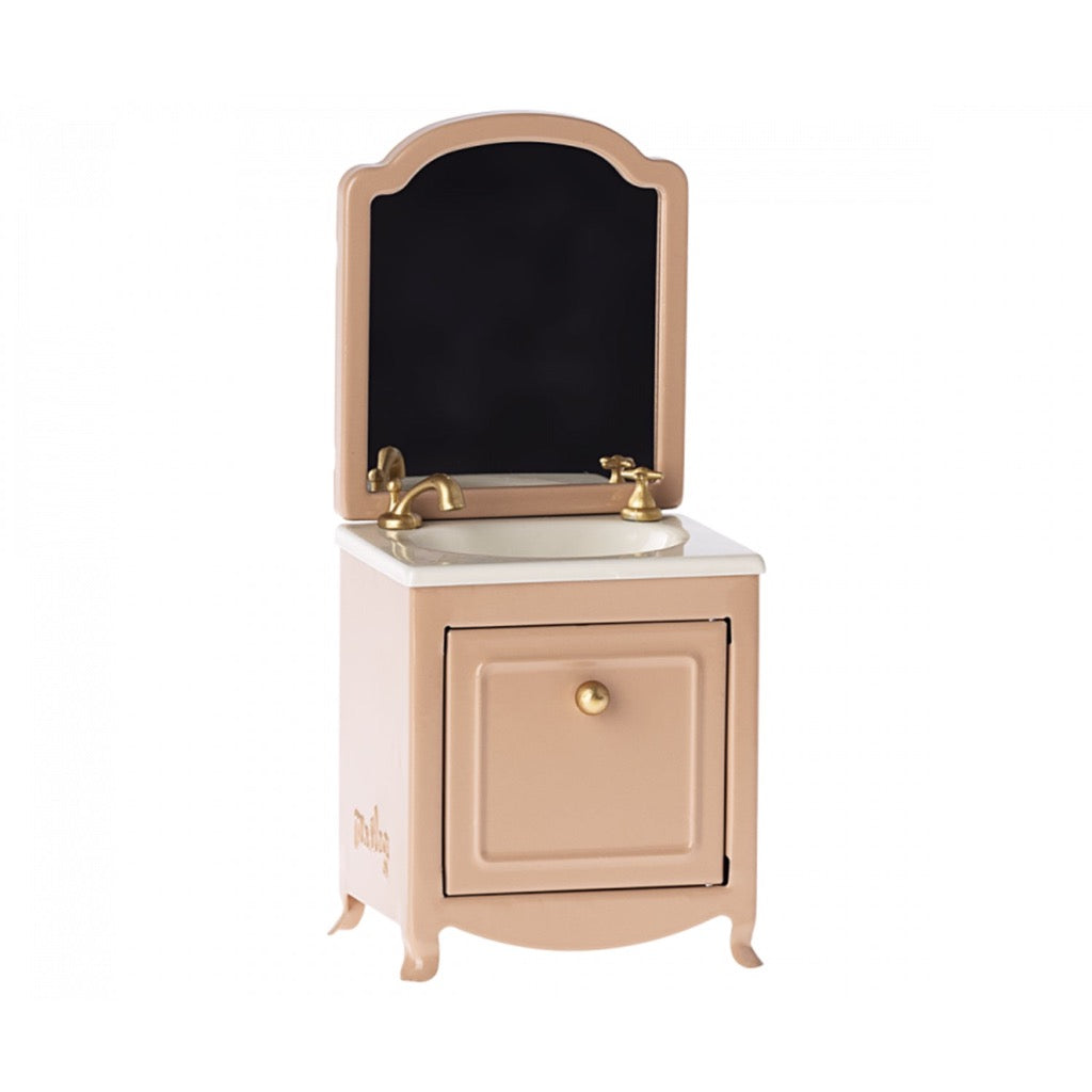 Photo de meuble lavabo powder pink maileg par Les Biscottes
