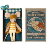 Photo de souris super heros dans sa boite maileg 2 par Les Biscottes