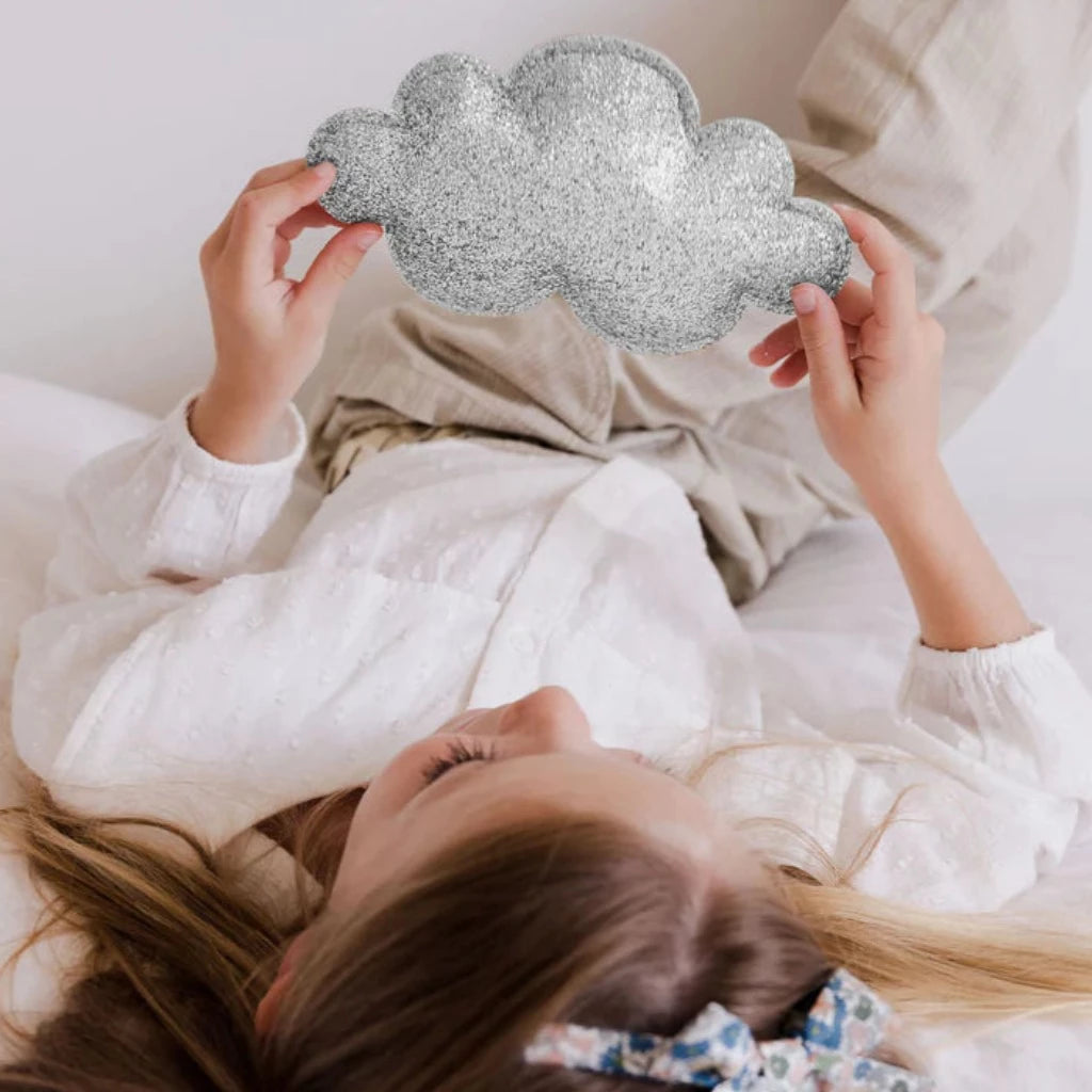 Photo de suspension murale glitter argent nuage luciole et petit pois_1 par Les Biscottes